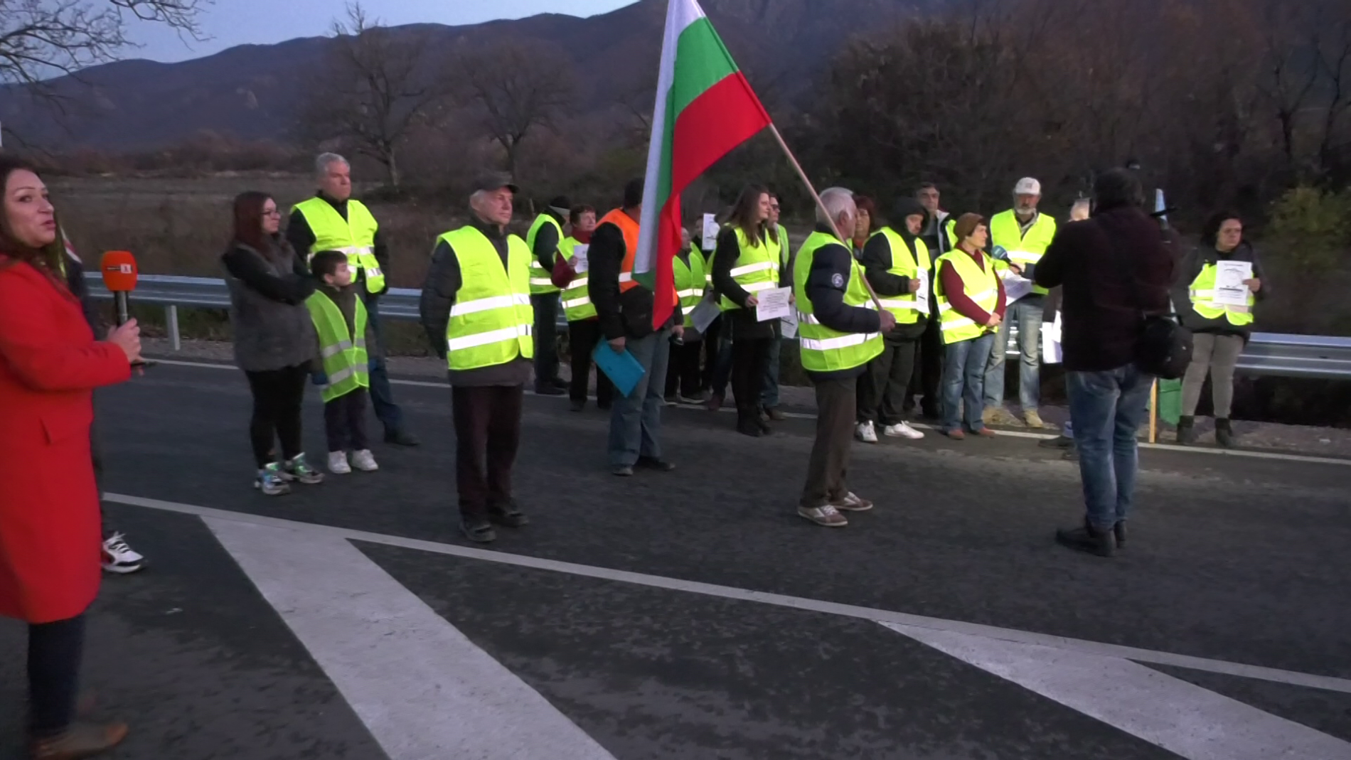 Жители на наводнените села блокираха Подбалканския път